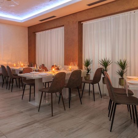 Hotel Maksim แฮร์เซ็ก-โนวี ภายนอก รูปภาพ