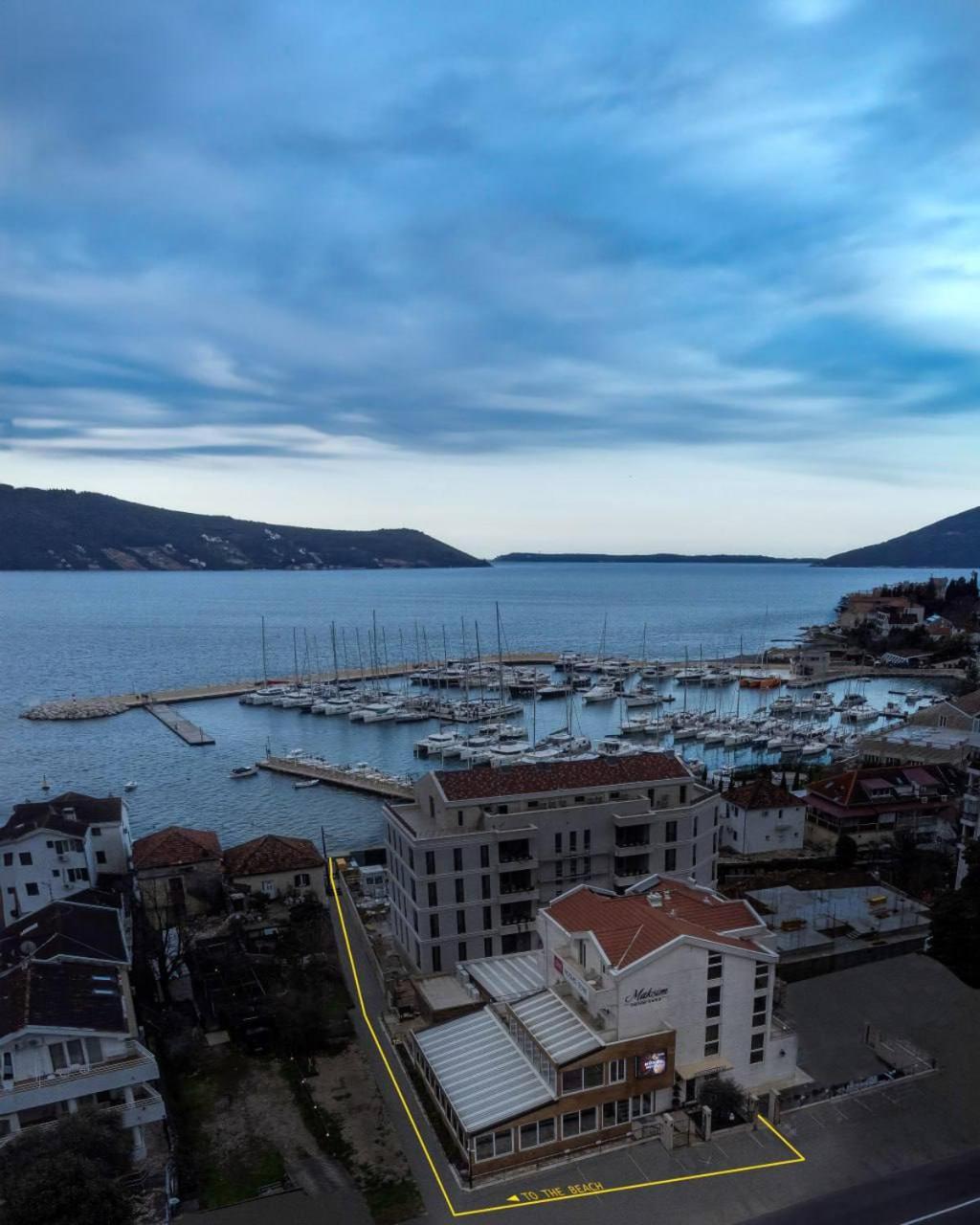 Hotel Maksim แฮร์เซ็ก-โนวี ภายนอก รูปภาพ